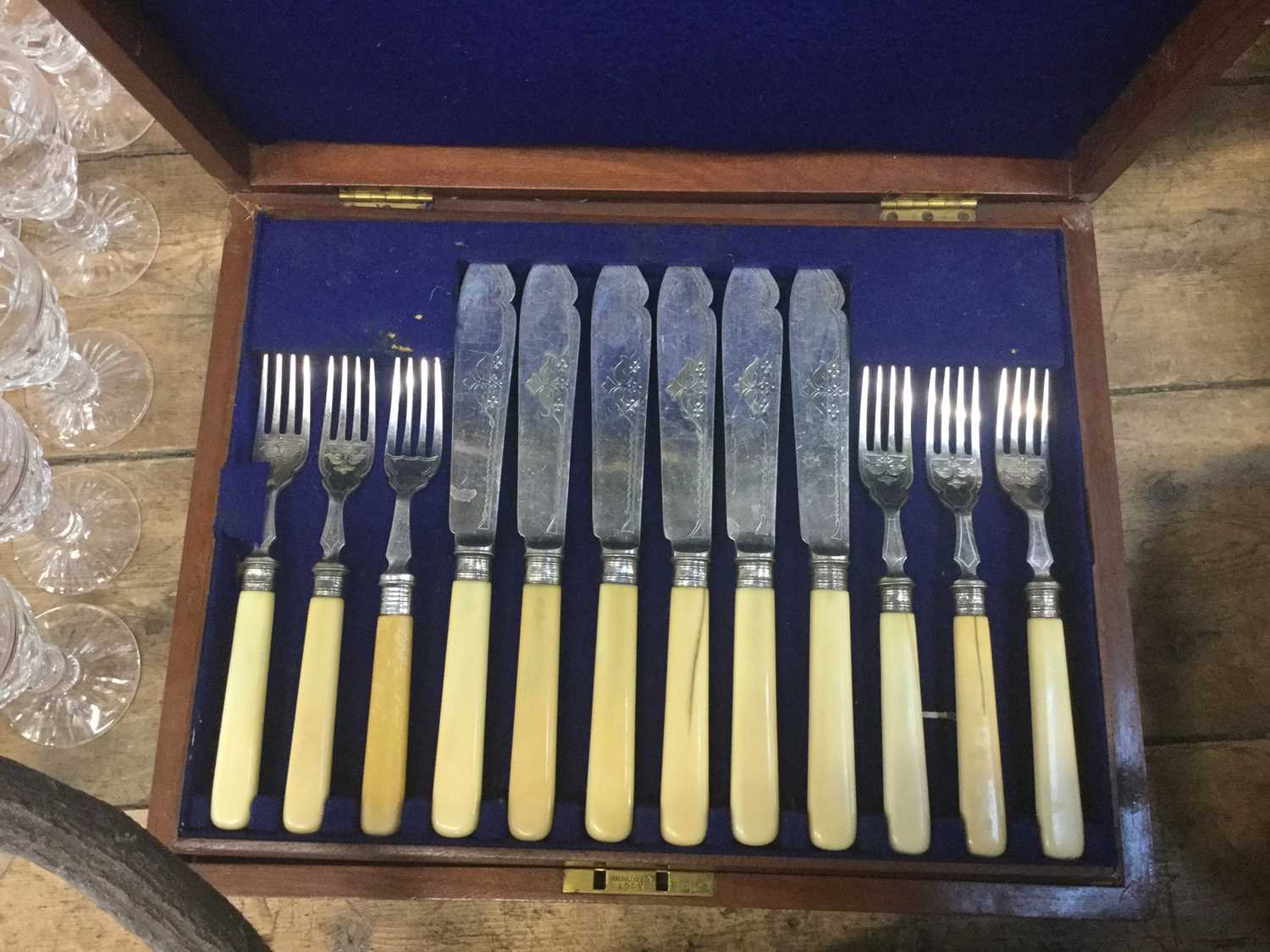Set of six silver handled tea knives in fitted case, set of twelve Edwardian silver plated fish kniv - Image 2 of 3
