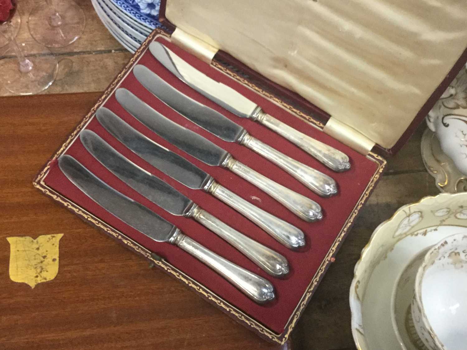 Set of six silver handled tea knives in fitted case, set of twelve Edwardian silver plated fish kniv - Image 3 of 3