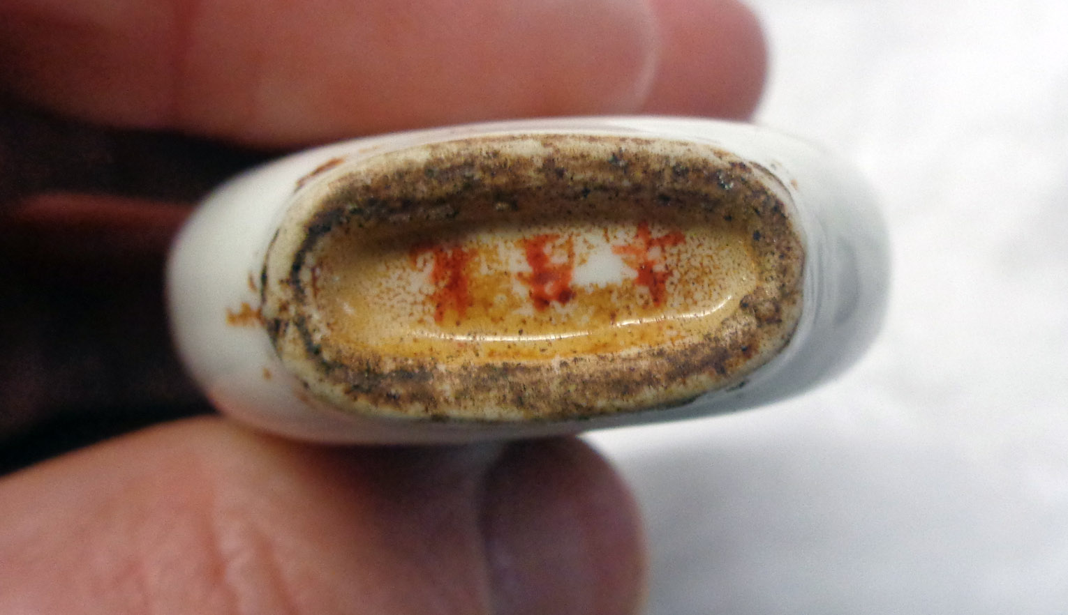 Two Chinese scent bottles and a papier-mâché snuff box - Image 2 of 11