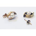 A pair of 375 gold ear-rings, each set with a cultured pearl within ribbed curved borders - 1 a/f