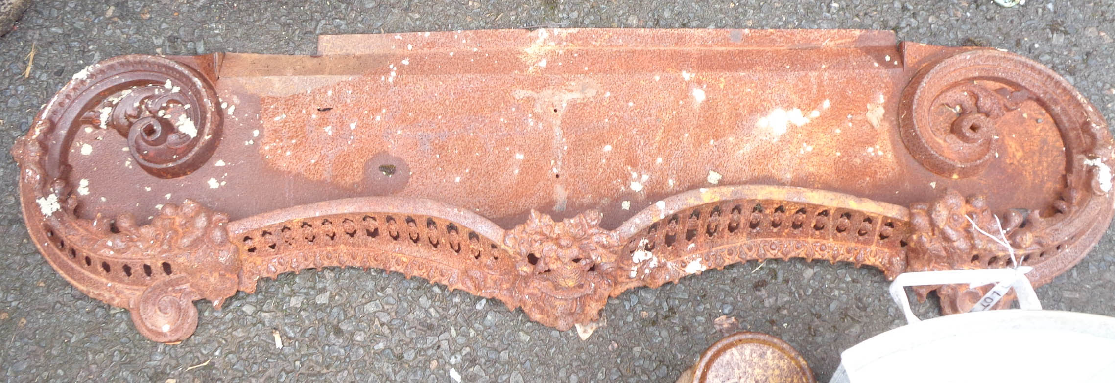 A cast iron fireplace insert - sold with a cast fire fender - Image 2 of 2