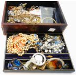 A vintage tray fitted jewellery box containing a quantity of assorted costume jewellery