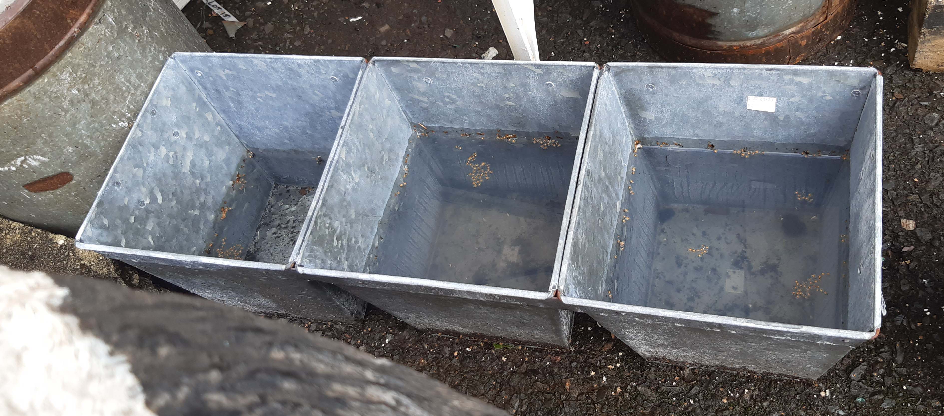 A metal three section planter - Image 2 of 2