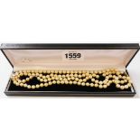 A single string cultured pearl necklace with pearl divider and hallmarked 375 gold clasp