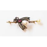 A 2.7cm wingspan insect pattern bar brooch, set with diamond eyes and wing detail, pink stone to