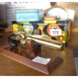 A vintage flintlock pistol pattern table lighter, three tins and a Metamec desk timepiece