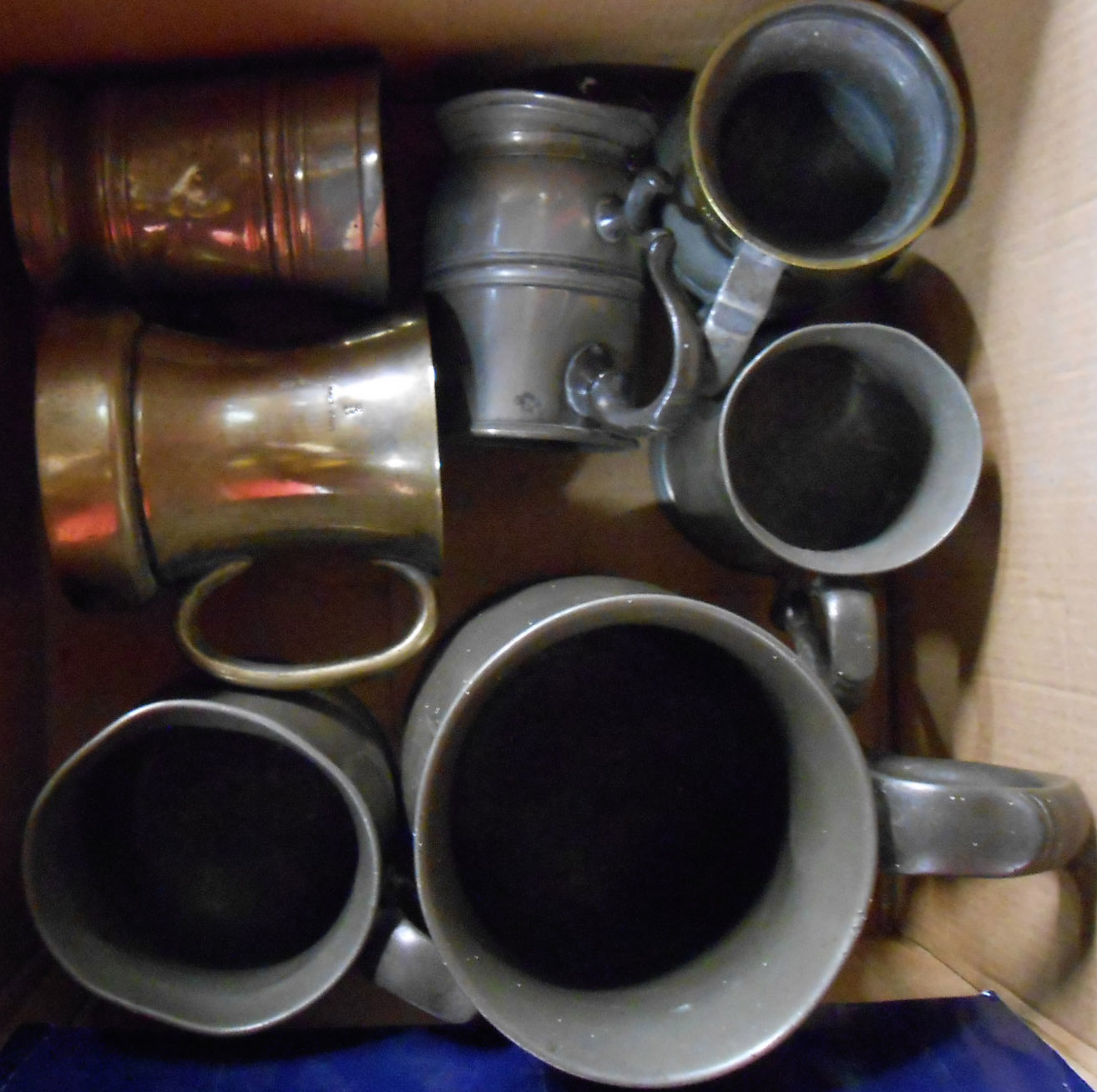 A box containing assorted Victorian and later pub measures and tankards, etc.