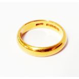 A hallmarked 22ct. gold wedding band - 8 grms