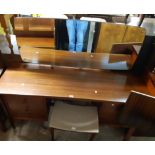 A 1.56m Vanson retro teak effect kneehole dressing table with shaped mirror and six flanking drawer