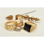 FIVE RINGS AND A BROOCH, to include a 9ct gold ring with Celtic knot design, a 9ct gold ring with