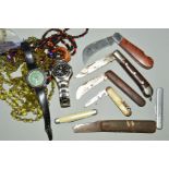 A SELECTION OF MISCELLANEOUS ITEMS, to include a faceted green glass bead necklace, a further