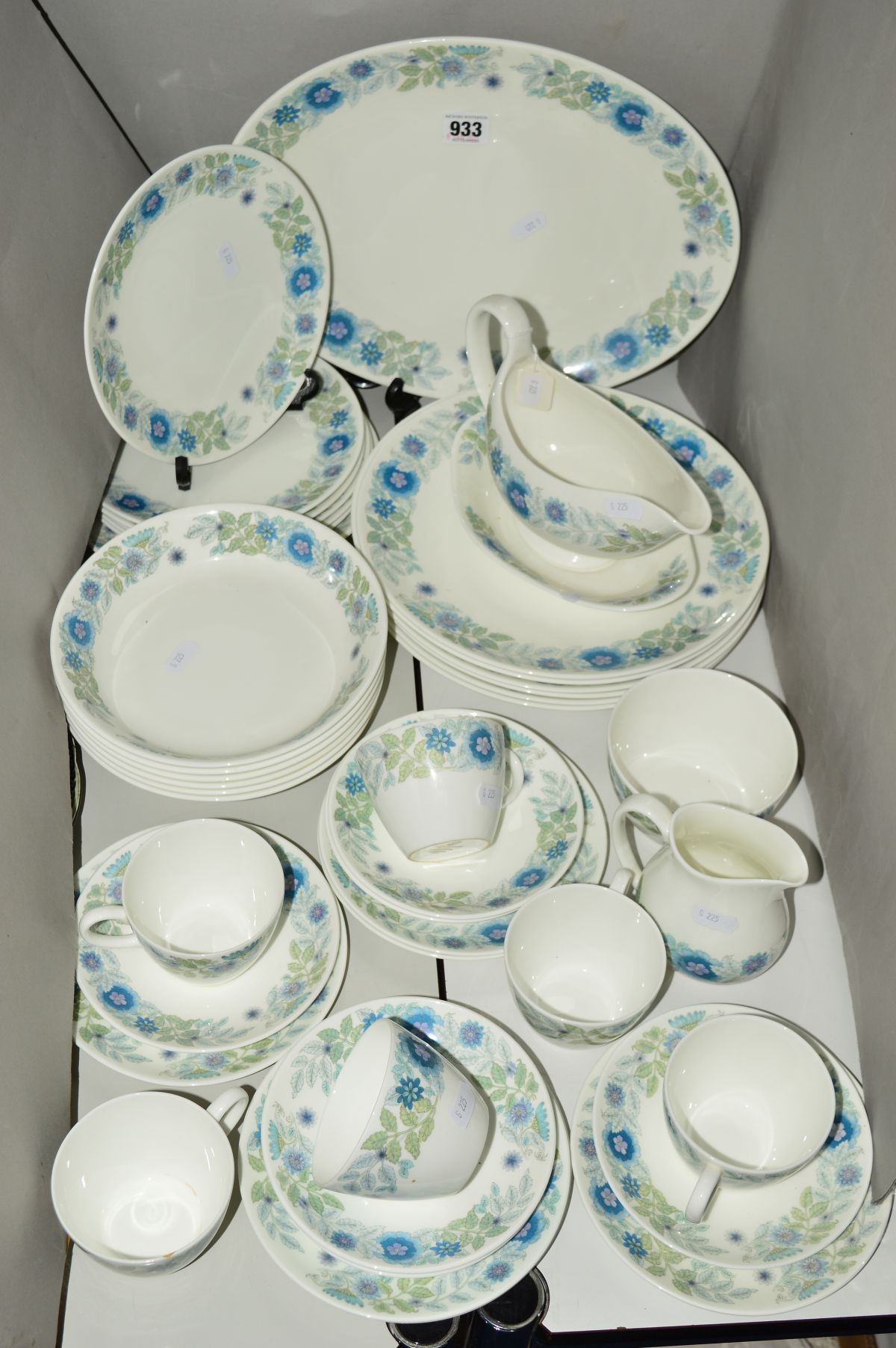 A WEDGWOOD CLEMENTINE PART DINNER AND TEA SERVICE, six dinner plates, six dessert plates, large oval