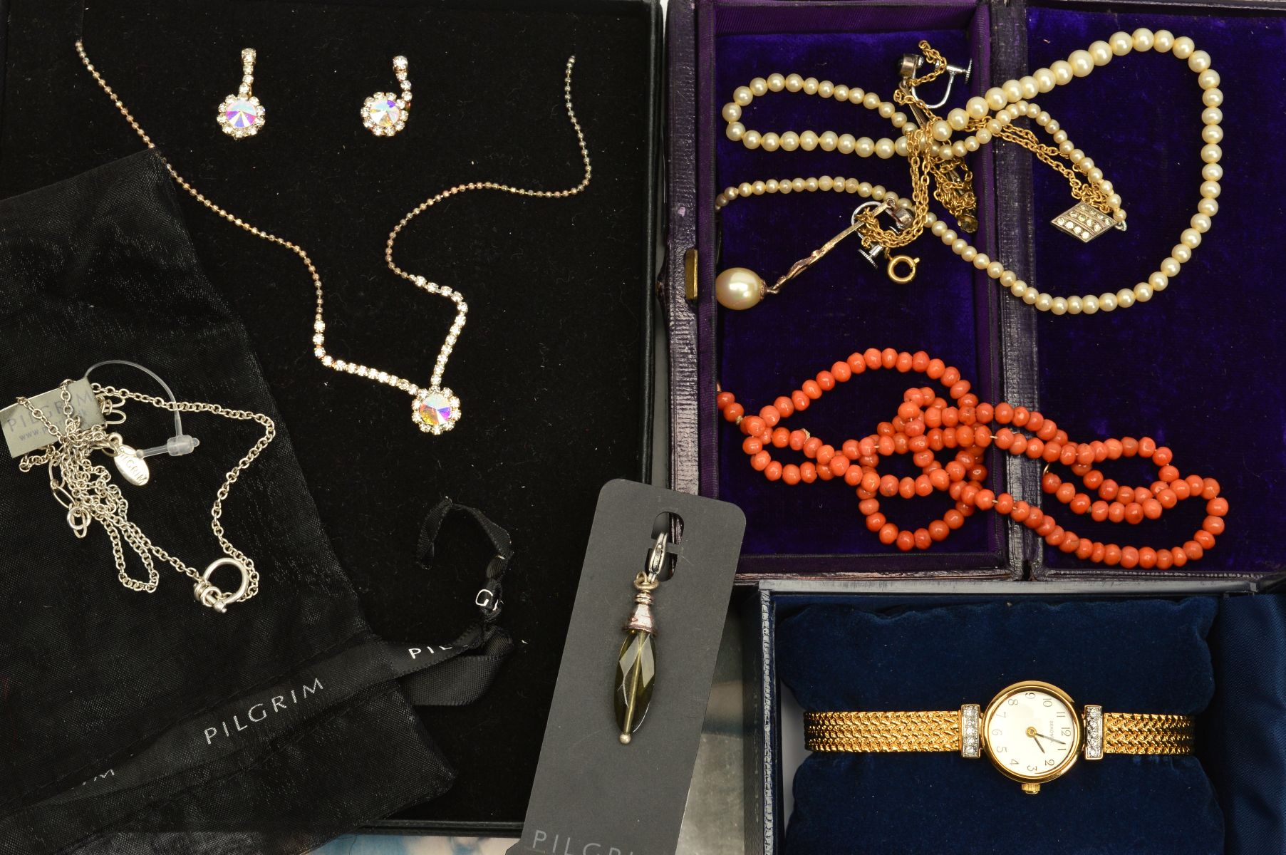 A SELECTION OF JEWELLERY, to include an early 20th century coral bead necklace, with near