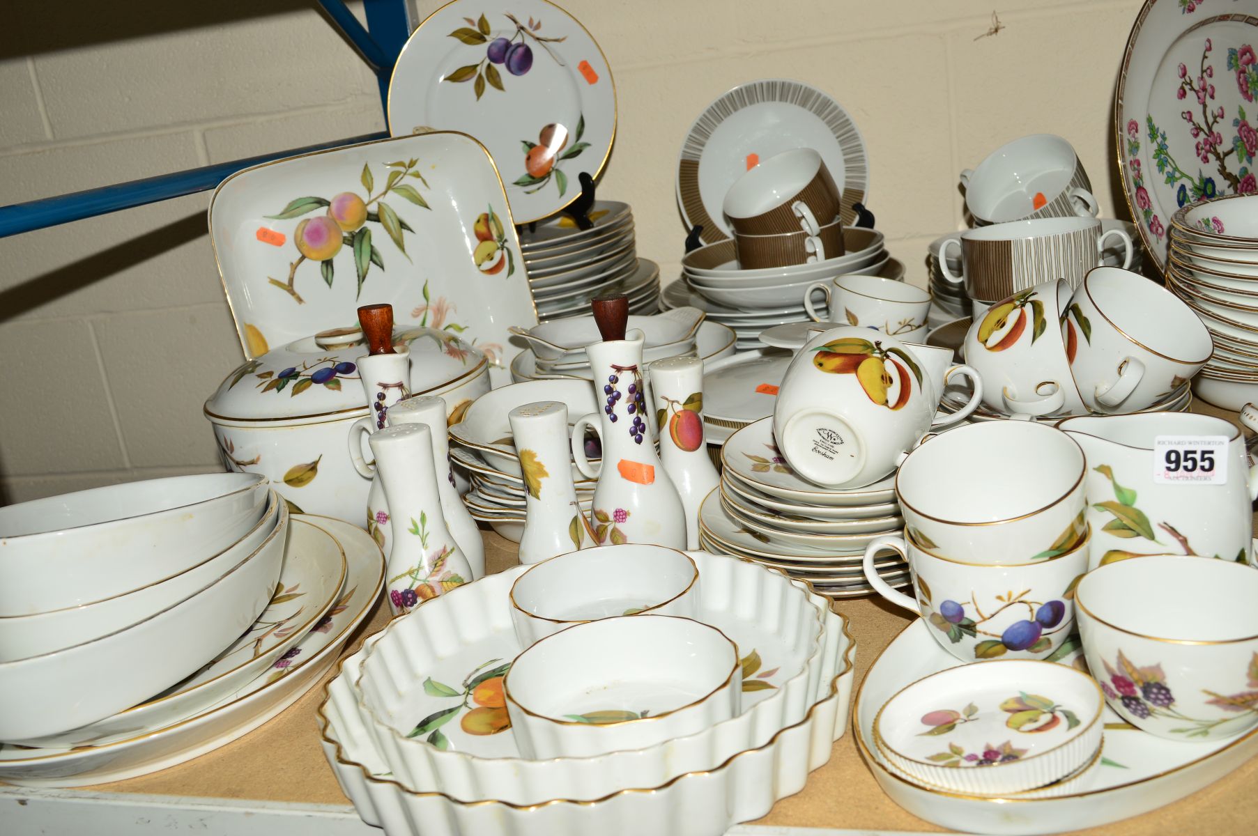 ROYAL WORCESTER 'EVESHAM' DINNER AND TEAWARES, with Thomas Germany part dinnerwares, the Royal
