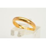 AN EARLY 20TH CENTURY 22CT GOLD PLAIN BAND RING, of plain design, with 22ct hallmark for