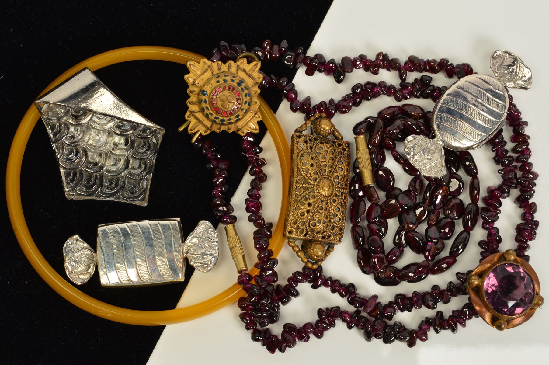 A SELECTION OF JEWELLERY, to include two garnet necklaces, a plastic bangle, a purple paste