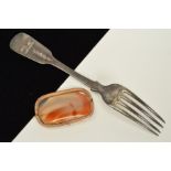 AN EARLY VICTORIAN SILVER FORK AND A LATE VICTORIAN AGATE BROOCH, the Fiddle pattern fork, with
