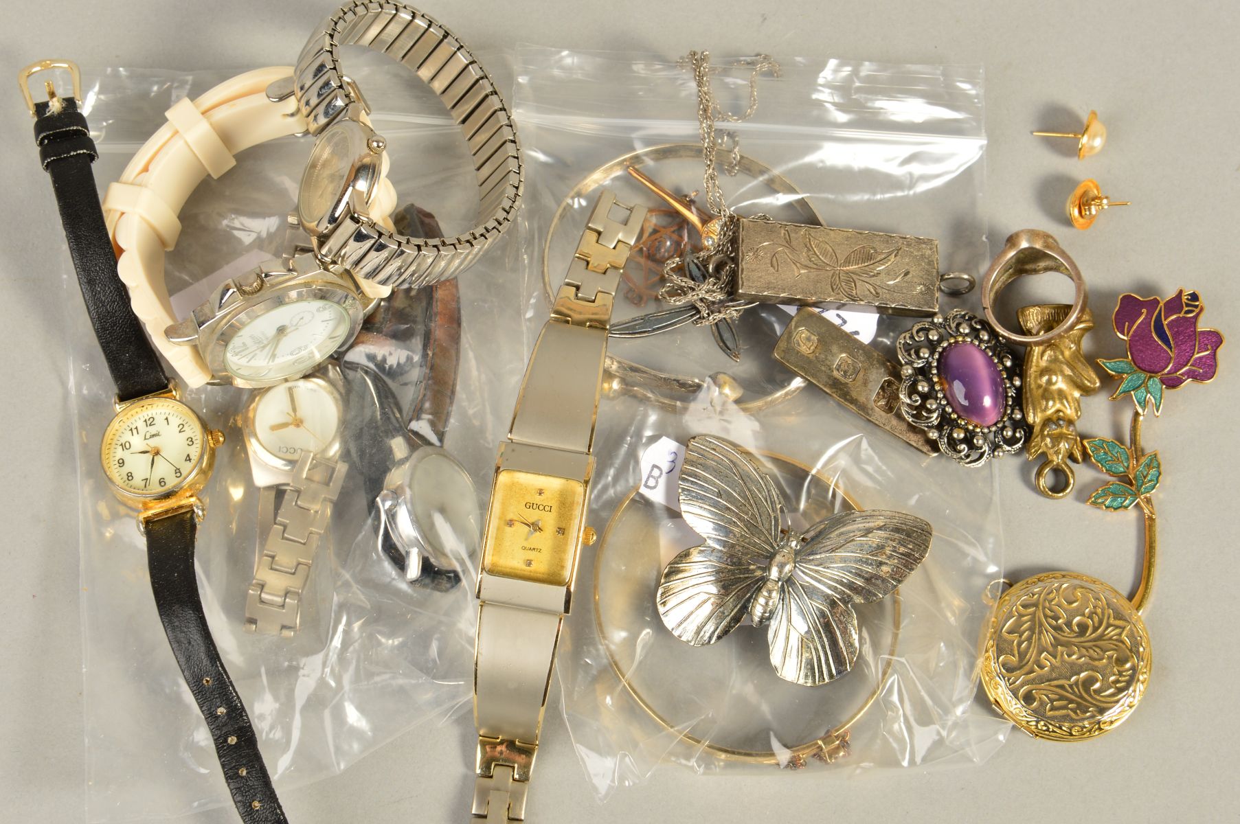 A SELECTION OF JEWELLERY, to include silver and white metal jewellery, an ingot pendant, a marcasite