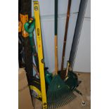 A SMALL COLLECTION OF VARIOUS GARDEN TOOLS (8)