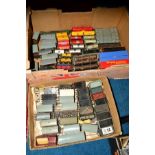 A QUANTITY OF MAINLY UNBOXED HORNBY DUBLO, TRIX TWIN AND TRI-ANG OO GAUGE ROLLING STOCK, mainly