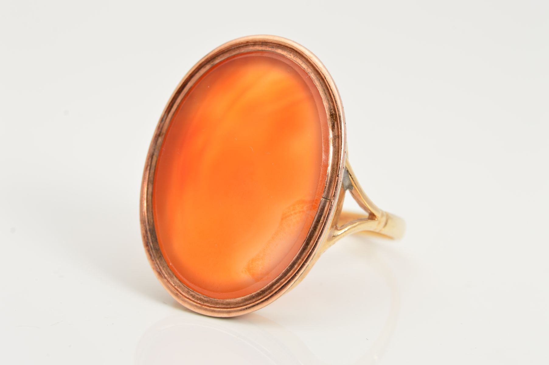 A GOLD LARGE CARNELIAN OVAL STONE RING, carnelian oval slice measuring approximately 25mm x 19mm,