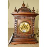 AN OAK CASED MANTEL CLOCK, with Roman numerals, approximate height 45cm (key and pendulum)