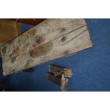 AN 18TH CENTURY AND LATER ELM PIGS BENCH on later legs (broken leg joints)