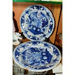 A PAIR OF LATE 18TH CENTURY TIN GLAZED BLUE AND WHITE EARTHERN WARE PLATES, diameter 22.5cm (both