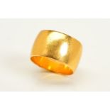 A 22CT GOLD RING, a plain polished band, with a 22ct hallmark for Birmingham, ring size O,