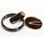 THREE PIECES OF BANDED AGATE JEWELLERY, to include a D shape banded agate bangle, inner diameter