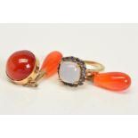 A 9CT GOLD GEM RING, A PAIR OF CARNELIAN DROPS AND A SINGLE EARRING, the ring designed as a