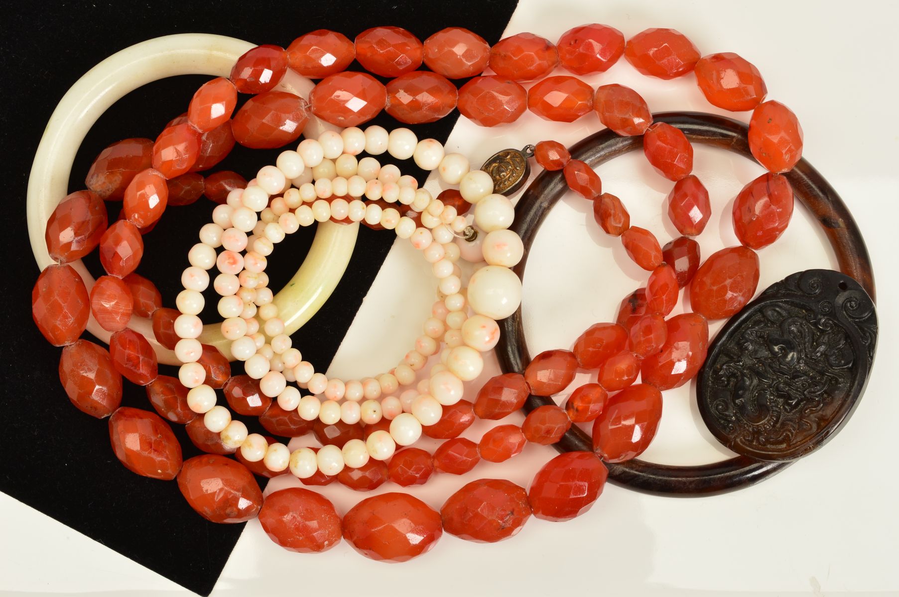 A SELECTION OF GEM JEWELLERY, to include a faceted agate bead necklace, an early 20th Century