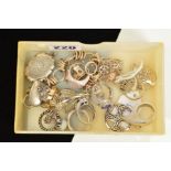 A SELECTION OF SILVER AND WHITE METAL JEWELLERY, to include rings, pendants, two lockets, a