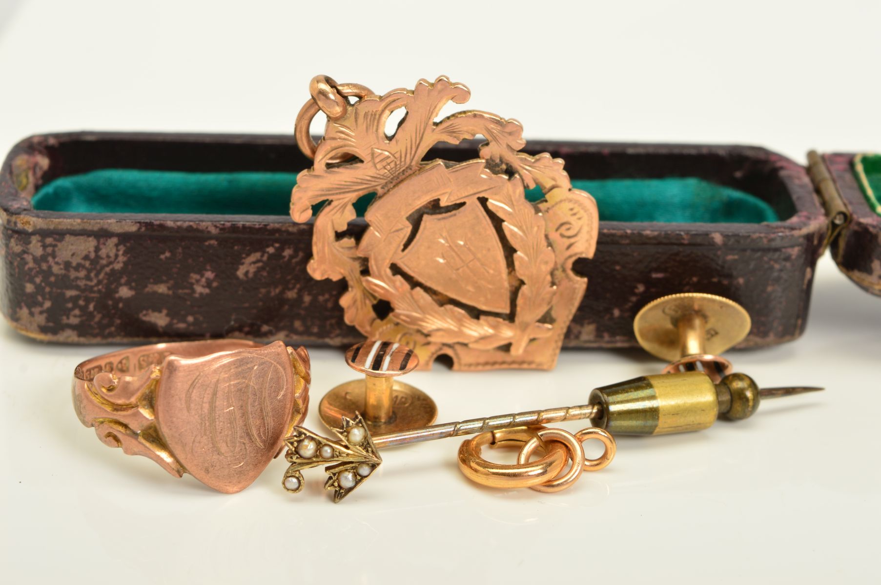 A SELECTION OF JEWELLERY, to include an early 20th century 9ct gold signet ring with engraved