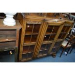 AN EARLY TO MID 20TH CENTURY OAK GLAZED TRIPLE DOOR BOOKCASE, width 120cm x depth 31cm x height