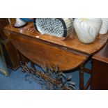 A MID TO LATE 20TH CENTURY MAHOGANY AND ROSEWOOD EFFECT OVAL TOPPED DROP LEAF DINING TABLE
