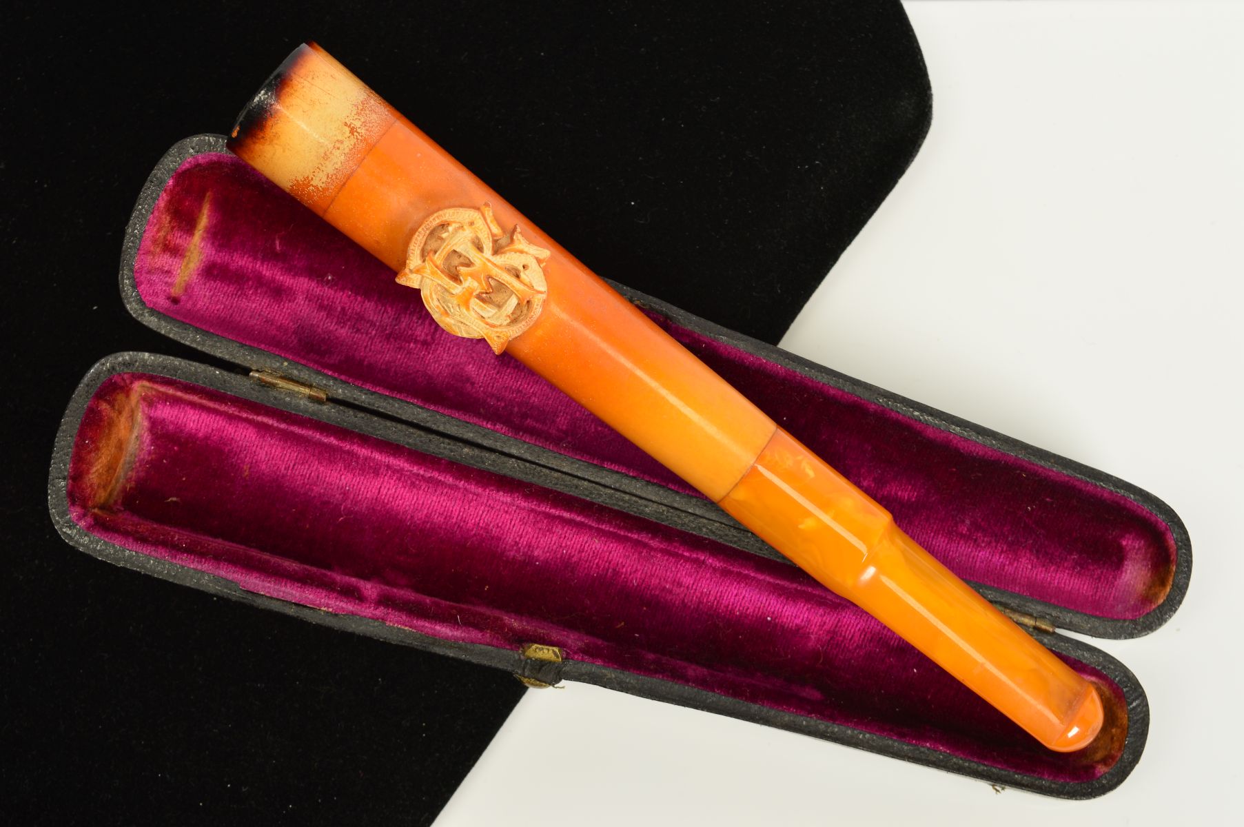 A CASED LATE 19TH CENTURY MEERSCHUM AND NATURAL AMBER CHEROOT/PIPE, designed as a natural amber