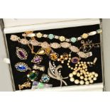 A SELECTION OF JEWELLERY, to include a 9ct gold amethyst pendant, approximate weight 2.3 grams, with