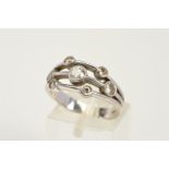 AN 18CT WHITE GOLD DIAMOND DRESS RING, the ring split into three bands to the front, the central