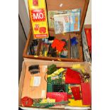 A QUANTITY OF ASSORTED LOOOSE MECCANO, parts from various eras, includes clockwork and electric