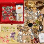 A SELECTION OF COSTUME JEWELLERY, to include an Exquiste foliate brooch, further brooches, a small