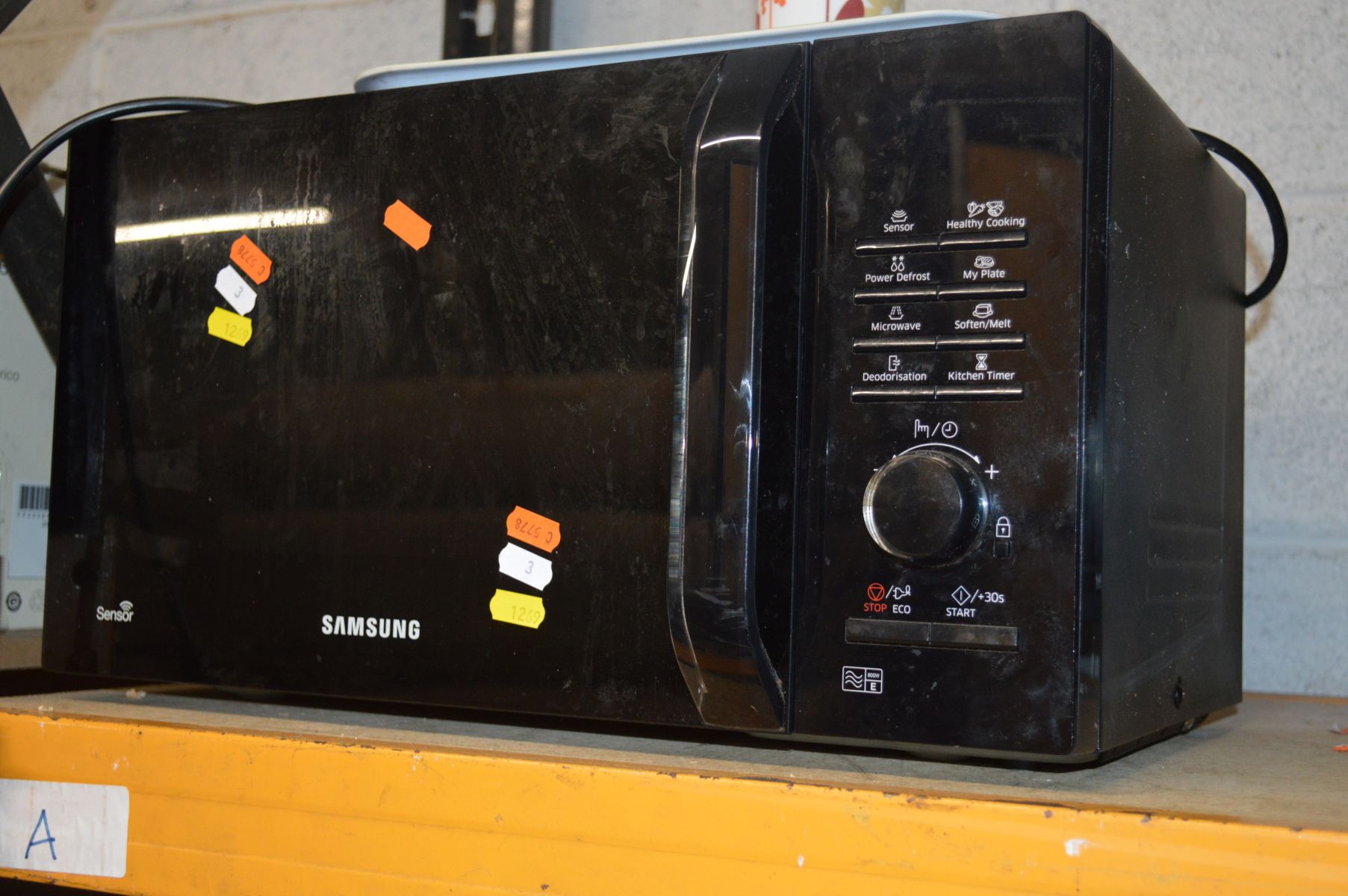 A BAUMATIC UNDERCOUNTER FRIDGE together with a black Samsung microwave (2) - Bild 2 aus 2