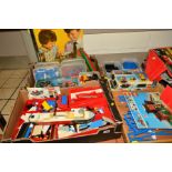 A COLLECTION OF ASSORTED LEGO, to include a quantity of assorted railway track, vintage Lego
