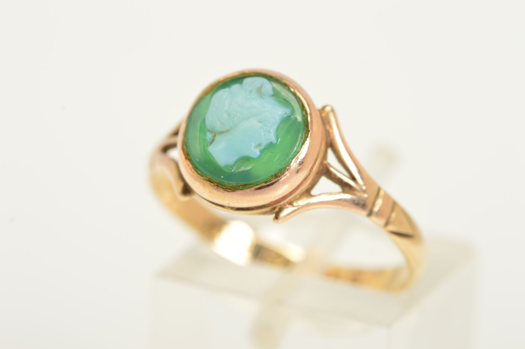 A LATE VICTORIAN 9CT GOLD CAMEO RING, the circular cameo depicting a lady in profile, cameo assessed