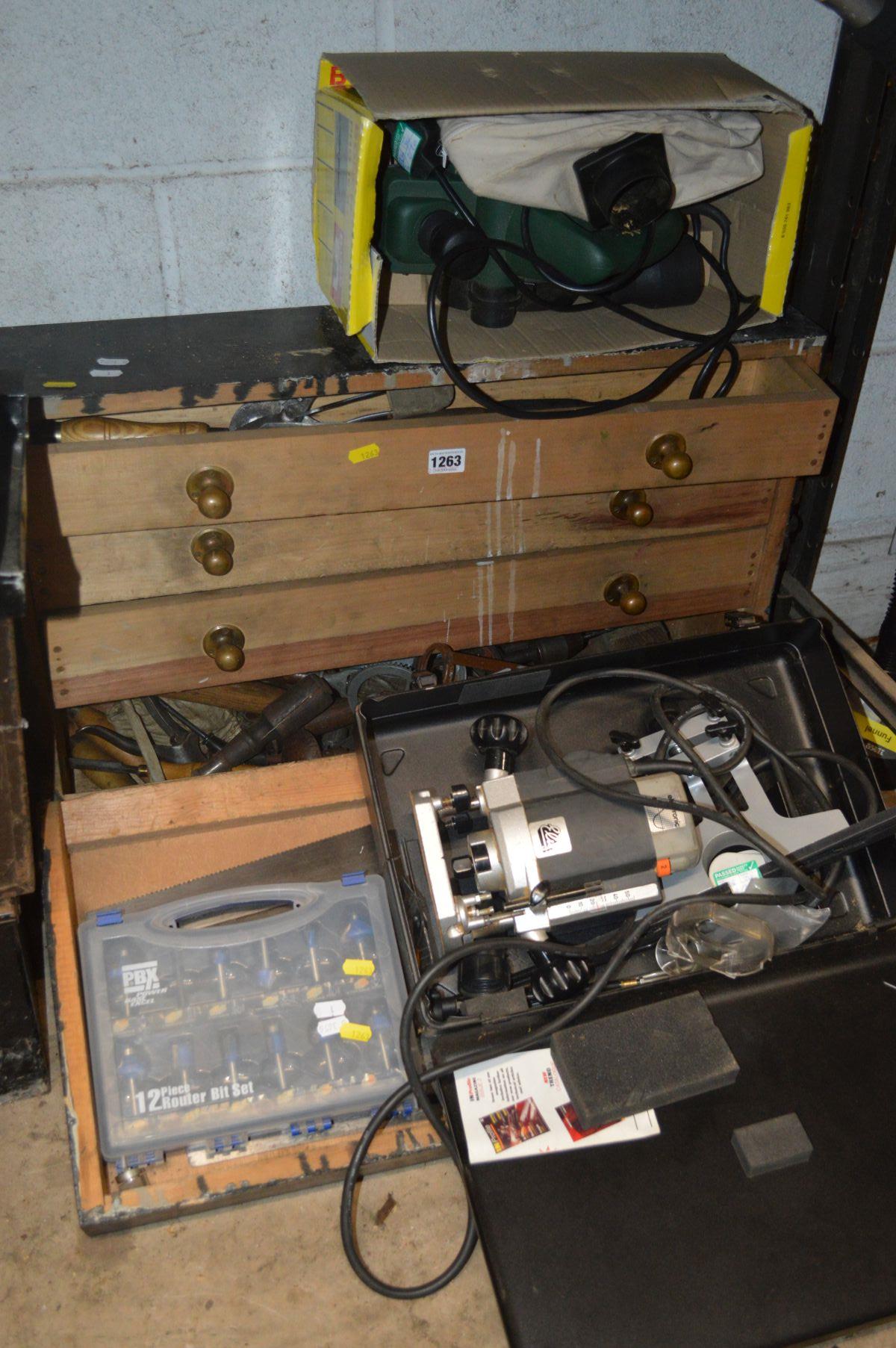 A VINTAGE WOODEN TOOL CHEST CONTAINING THREE DRAWERS with various hand tools inside together with