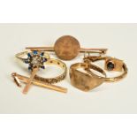 A SELECTION OF JEWELLERY, to include a paste cluster ring, two further rings, a bar brooch, a single