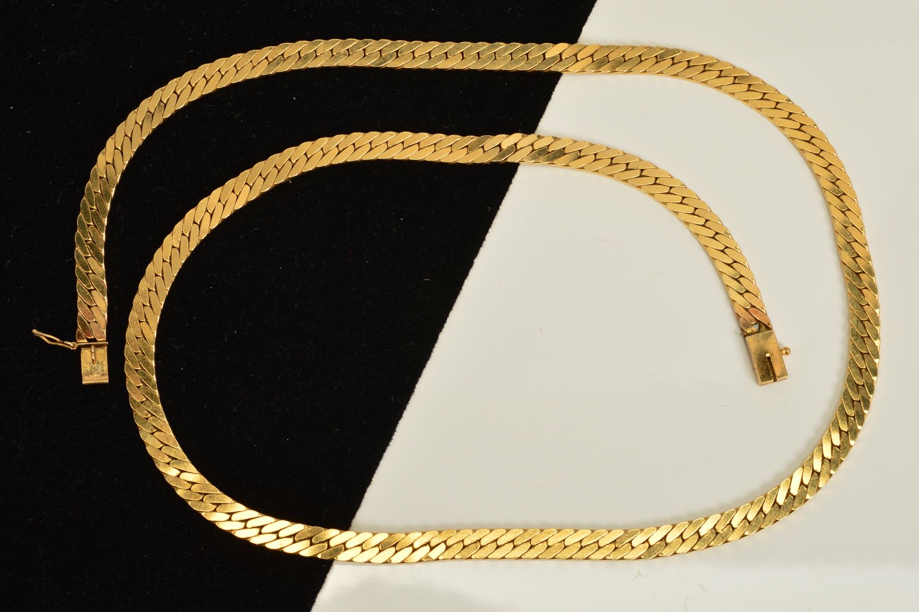 A NECKLACE, designed as a flat link chain with push release clasp, stamped 14k, length 52mm,