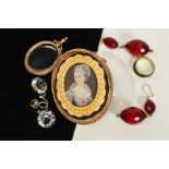 A SMALL SELECTION OF JEWELLERY, to include an early 20th Century 9ct gold oval photograph pendant,