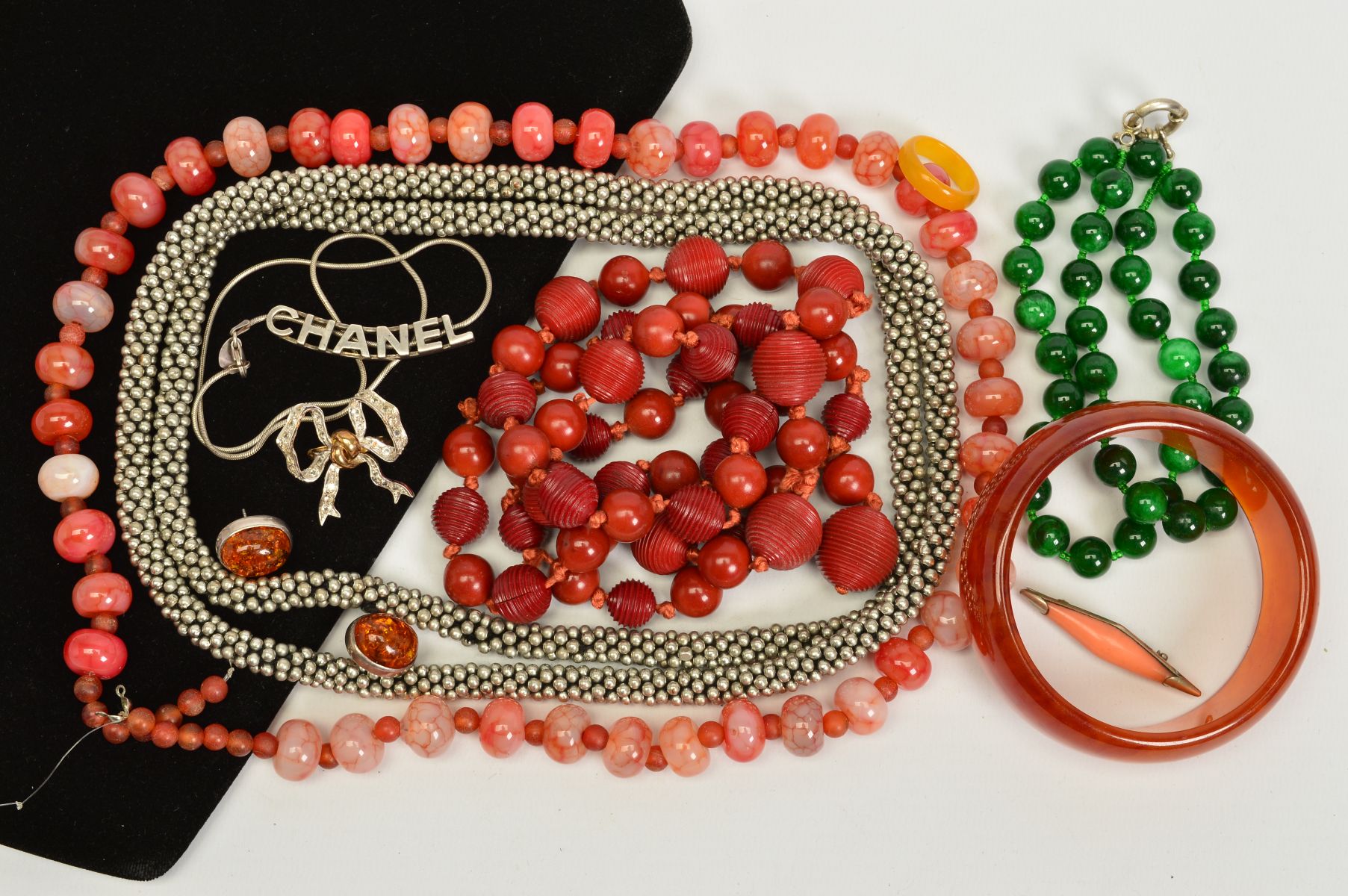 A SELECTION OF JEWELLERY, to include a dyed quartz bead necklace, a plastic bangle, a glass bead