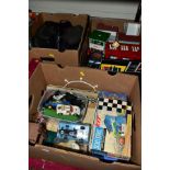 A QUANTITY OF VINTAGE SCALEXTRIC ITEMS, to include Ford GT, NoC77 in white, various other cars in